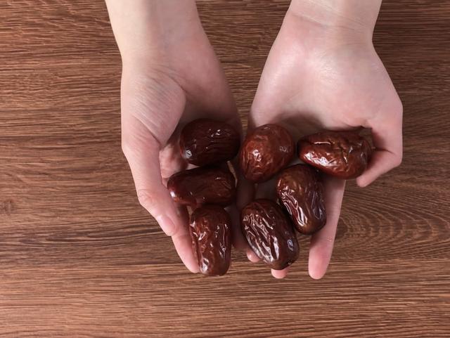 乾紅棗原來這麼髒！教你一個小妙招，3分鐘快速把紅棗洗乾淨！吃得安全又放心！ 