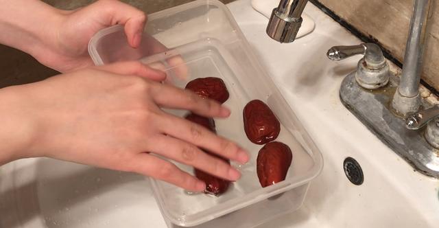 乾紅棗原來這麼髒！教你一個小妙招，3分鐘快速把紅棗洗乾淨！吃得安全又放心！ 