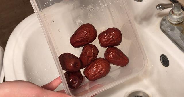 乾紅棗原來這麼髒！教你一個小妙招，3分鐘快速把紅棗洗乾淨！吃得安全又放心！ 