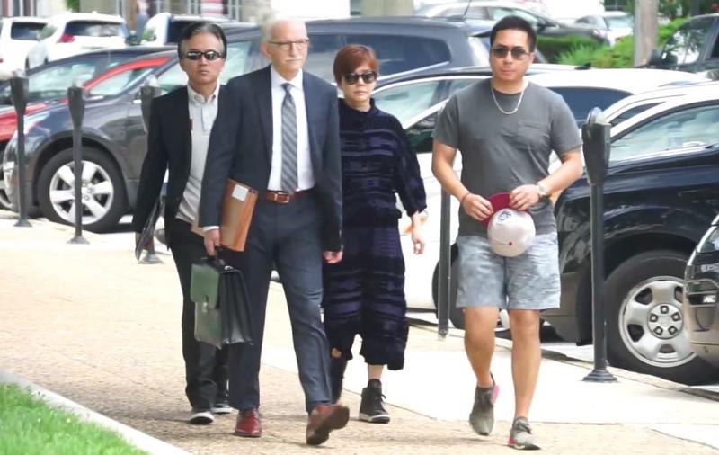 最終判決出爐！狄鶯、孫鵬「滿頭白髮現身」，法庭上「大打感情牌」美證實：只付2萬元就帶回家！
