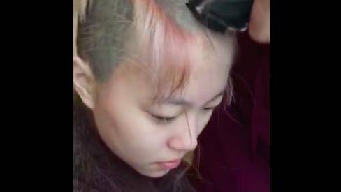 王菲求佛多年，如今女兒竇靖童真的出家了，不丹喇嘛親自剃度 