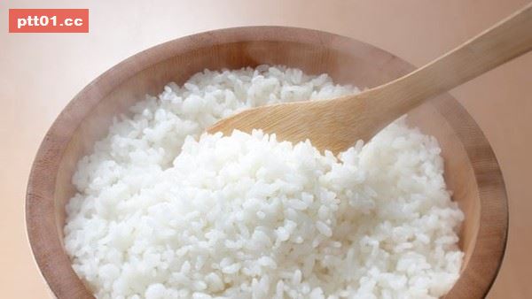 「不要再煮難吃的白飯了！」只要在蓋鍋前加一個小動作，就會好吃10倍！多數人蒸米飯忘記注意這４招～  