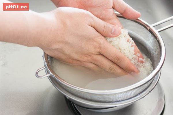 「不要再煮難吃的白飯了！」只要在蓋鍋前加一個小動作，就會好吃10倍！多數人蒸米飯忘記注意這４招～  