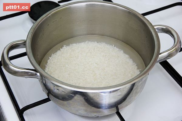 「不要再煮難吃的白飯了！」只要在蓋鍋前加一個小動作，就會好吃10倍！多數人蒸米飯忘記注意這４招～  