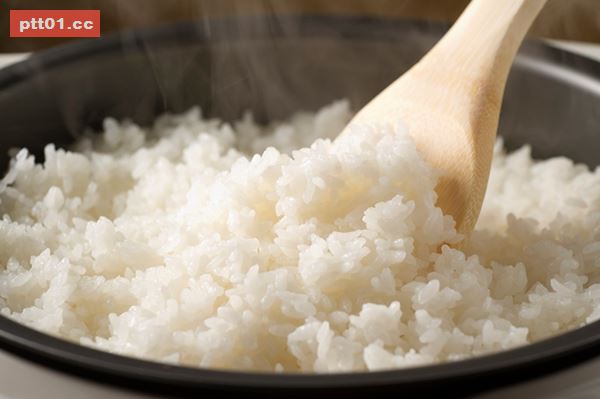 「不要再煮難吃的白飯了！」只要在蓋鍋前加一個小動作，就會好吃10倍！多數人蒸米飯忘記注意這４招～  