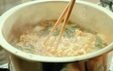 煮麵條應該要在「沸水」還是「冷水」時下鍋？95%的人都答錯！原來麵條好吃的關鍵在於....