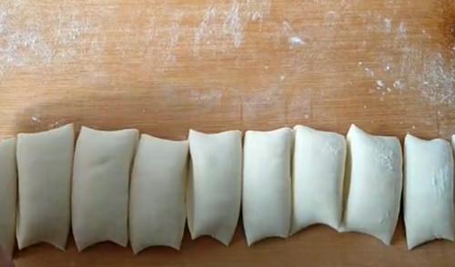 在家做甜甜圈原來這麼簡單，不用烤箱，有鍋就能做，比賣的還好吃
