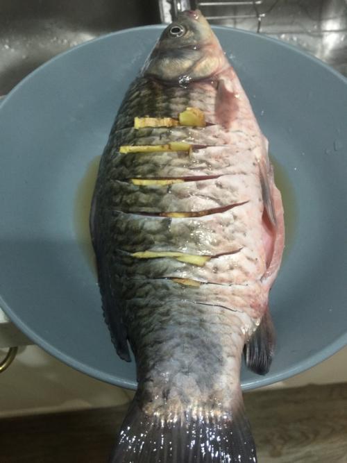 健康小知識！鯽魚去腥味做出美味鯽魚湯，只需幾招，很簡單！