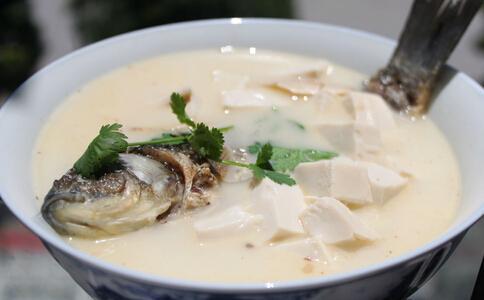 健康小知識！鯽魚去腥味做出美味鯽魚湯，只需幾招，很簡單！