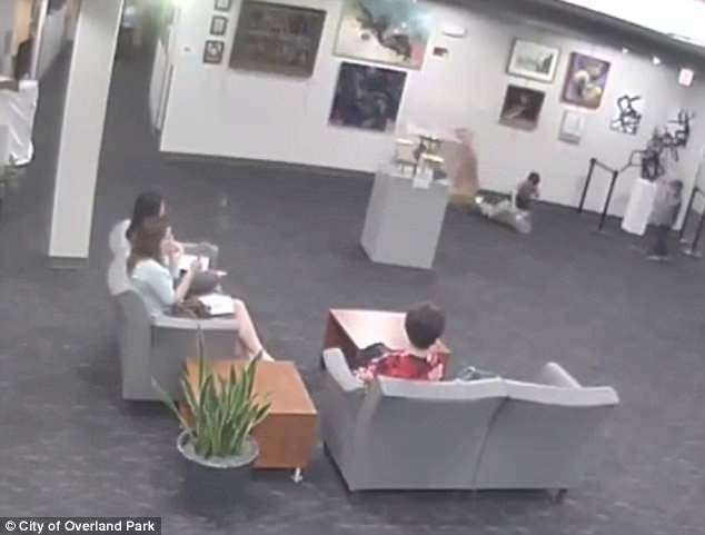 5歲男童見伸手摔爛雕像「要賠400萬」　媽媽傻眼解釋：我兒子很乖 
