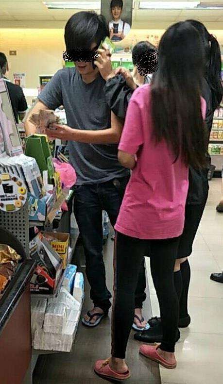 不爽店員叫他排隊　奧客狂用「1000買1顆糖」換光店家零錢 