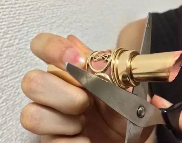 有腦正妹把本來要丟掉的「YSL唇膏」變廢為寶，一剪下去…女生們都露出驚喜笑容跟著做了！ 