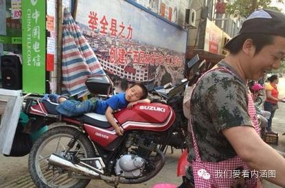 19張圖真的讓我笑到跪了！難怪妹子玩過山車喊得特別厲害！原來是… 看到第一張就笑到我肚子痛了！