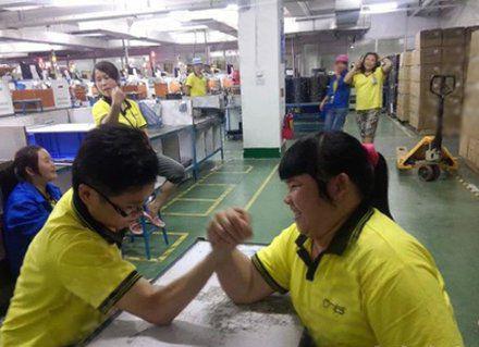19張圖真的讓我笑到跪了！難怪妹子玩過山車喊得特別厲害！原來是… 看到第一張就笑到我肚子痛了！