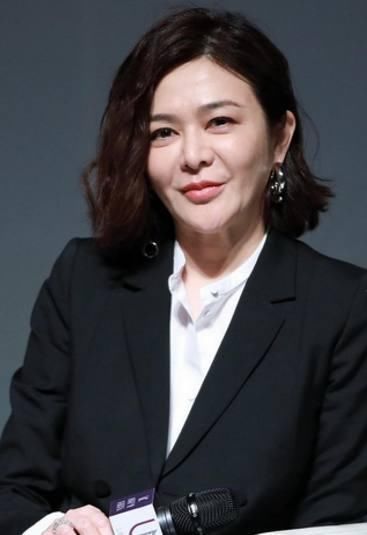 女星都是假凍齡？關之琳面部僵硬，趙雅芝滿臉皺紋，她讓人認不出！