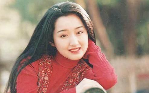 女星都是假凍齡？關之琳面部僵硬，趙雅芝滿臉皺紋，她讓人認不出！