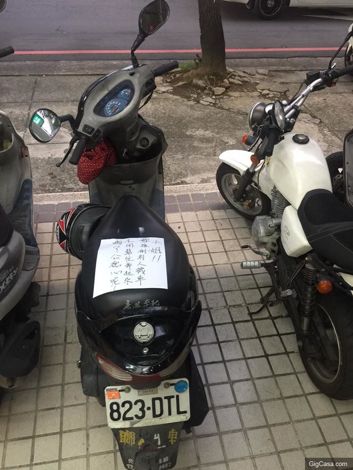 他的愛車「被惡意推倒」氣得留字條給對方，結果隔天對方「回的話」竟讓他差點氣到腦中風！