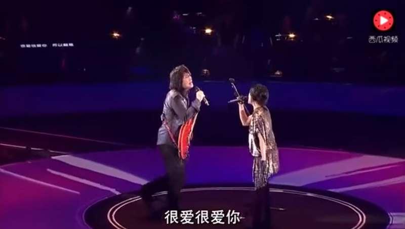 伍佰一開口唱《很愛很愛你》　超MAN台味讓劉若英也忍不住笑了 