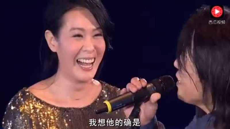 伍佰一開口唱《很愛很愛你》　超MAN台味讓劉若英也忍不住笑了 