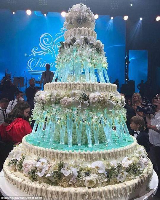 炫富極致！俄羅斯18歲地產千金辦千萬婚禮 婚紗140萬食物299萬