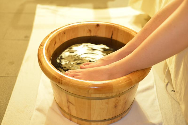 鹽水泡腳好處多，泡對時間有效幫助補腎