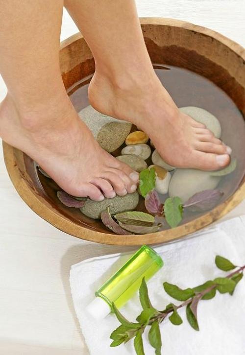 鹽水泡腳好處多，泡對時間有效幫助補腎