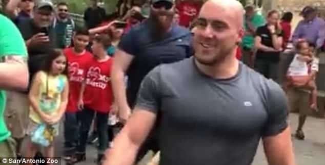 拔河比賽「3名摔角手 VS 2歲小獅子」　壯男崩潰大喊：牠完全沒在動 