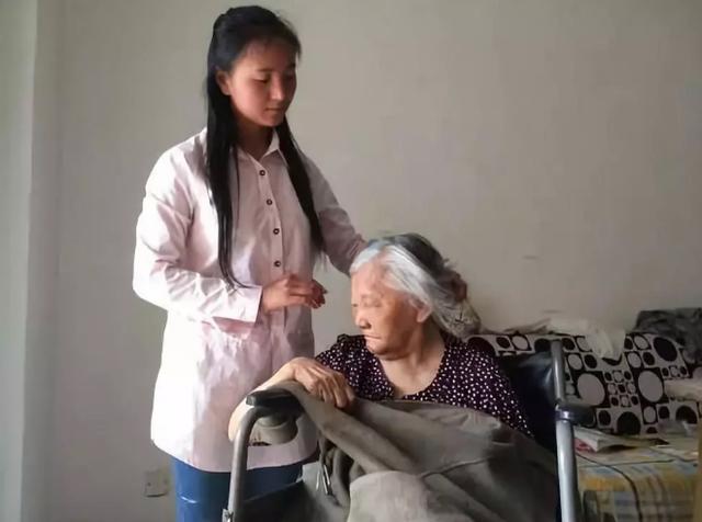 苦難天使在人間！女大學生帶著八旬奶奶上大學，周末回家照顧父親……