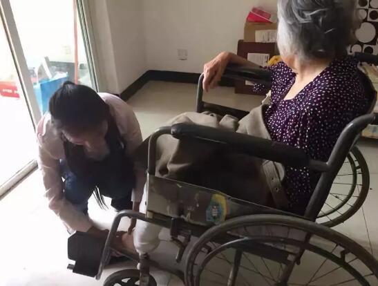 苦難天使在人間！女大學生帶著八旬奶奶上大學，周末回家照顧父親……