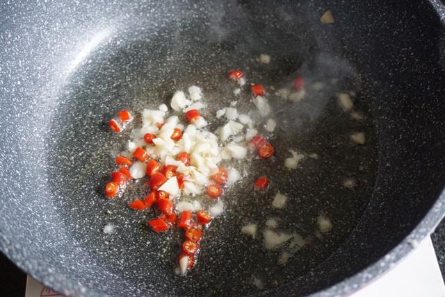 家常紅燒豆腐這樣做，嫩滑入味，幾分鐘完成，大人小孩都愛吃