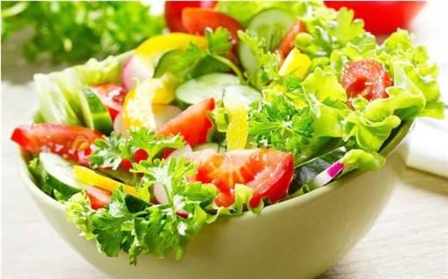 蔬菜生吃好、還是炒熟了吃好？營養師：4種蔬菜生吃小心食物中毒