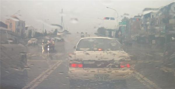 超實用！車內起霧把冷氣打開？原來這是最笨方法！網友只用20秒就讓霧通通不見！一定要學起來！ 