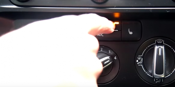 超實用！車內起霧把冷氣打開？原來這是最笨方法！網友只用20秒就讓霧通通不見！一定要學起來！ 
