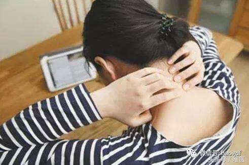 肩頸痠痛不必再去給人按摩了！老師傅獨家傳授「肩頸放鬆」療法！短短2分鐘，脖子整個都變輕了.... 