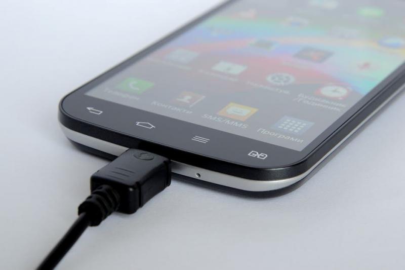 手機充電口「鬆動」沒辦法充電？原來是你這幾個「小動作」造成的… 下次別再犯了！ 