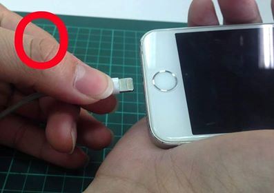 手機充電口「鬆動」沒辦法充電？原來是你這幾個「小動作」造成的… 下次別再犯了！ 
