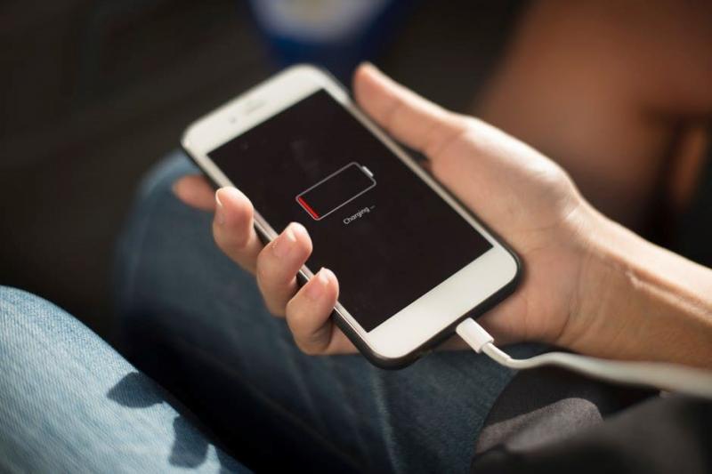 手機充電口「鬆動」沒辦法充電？原來是你這幾個「小動作」造成的… 下次別再犯了！ 