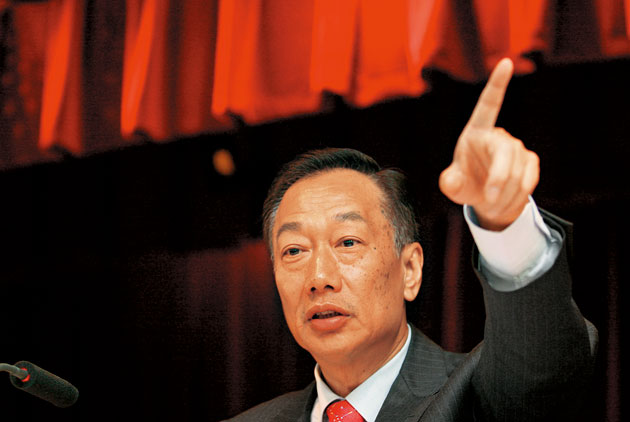 鴻海工程師大聲嗆郭台銘：「為什麼爆肝是我，首富卻是你？」沒想到郭董3句話就讓他羞愧了臉！ 