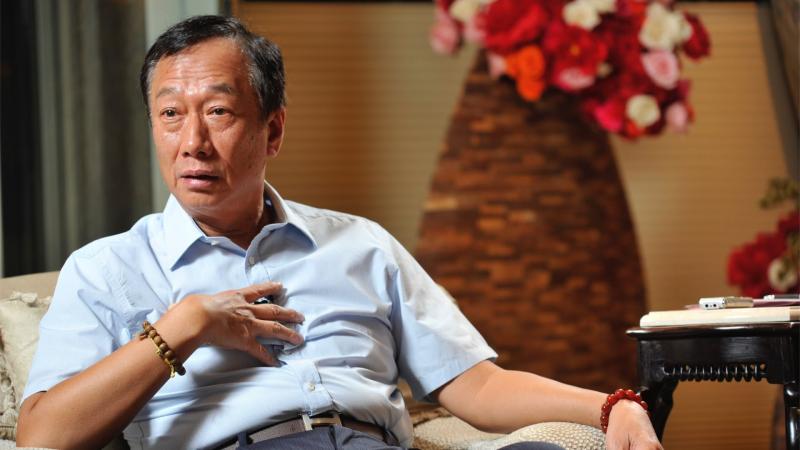 鴻海工程師大聲嗆郭台銘：「為什麼爆肝是我，首富卻是你？」沒想到郭董3句話就讓他羞愧了臉！ 