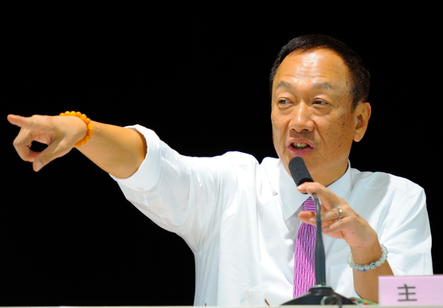 鴻海工程師大聲嗆郭台銘：「為什麼爆肝是我，首富卻是你？」沒想到郭董3句話就讓他羞愧了臉！ 
