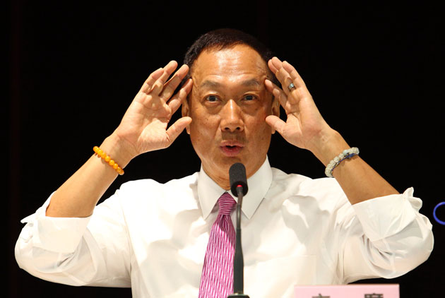 鴻海工程師大聲嗆郭台銘：「為什麼爆肝是我，首富卻是你？」沒想到郭董3句話就讓他羞愧了臉！ 