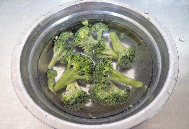 花椰菜只用清水洗不乾淨，教你一招，泥土蟲卵統統跑出來！ 