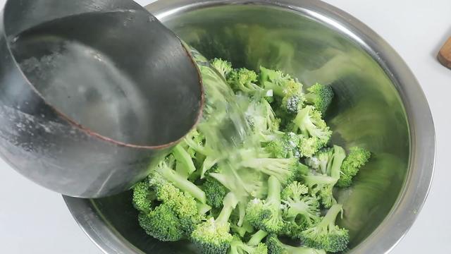 花椰菜只用清水洗不乾淨，教你一招，泥土蟲卵統統跑出來！ 