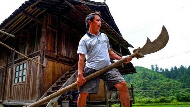 為什麼很多「現代人拿不起來古代兵器」？難道是我們身體素質不行，比不上古代人？ 