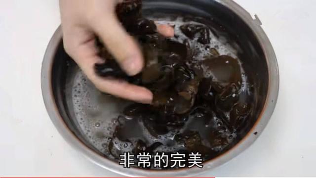 別再用熱水泡木耳了！學會這個小竅門，5分鐘全泡開，省時又省事！ 