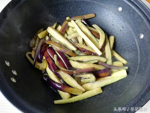 茄子的家常做法，只多做這一步，不用油炸，不油膩，好吃到停不下來！ 