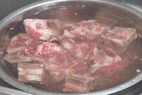 從冰箱拿出來的凍肉別再用水泡了，教你一招，3分鐘快速解凍 !!!