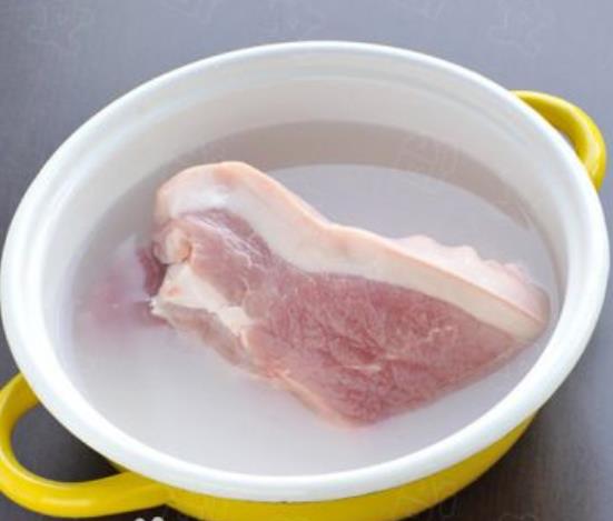 從冰箱拿出來的凍肉別再用水泡了，教你一招，3分鐘快速解凍 !!!