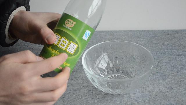「白醋加食鹽」沒想到這麼厲害，放在家裡 解決了家家戶戶困擾的問題！