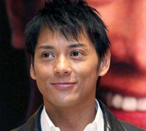 她帶著9歲兒子嫁給了小自己11歲的演員，漂亮地回擊了這個前任負心漢...太爽快了啊！